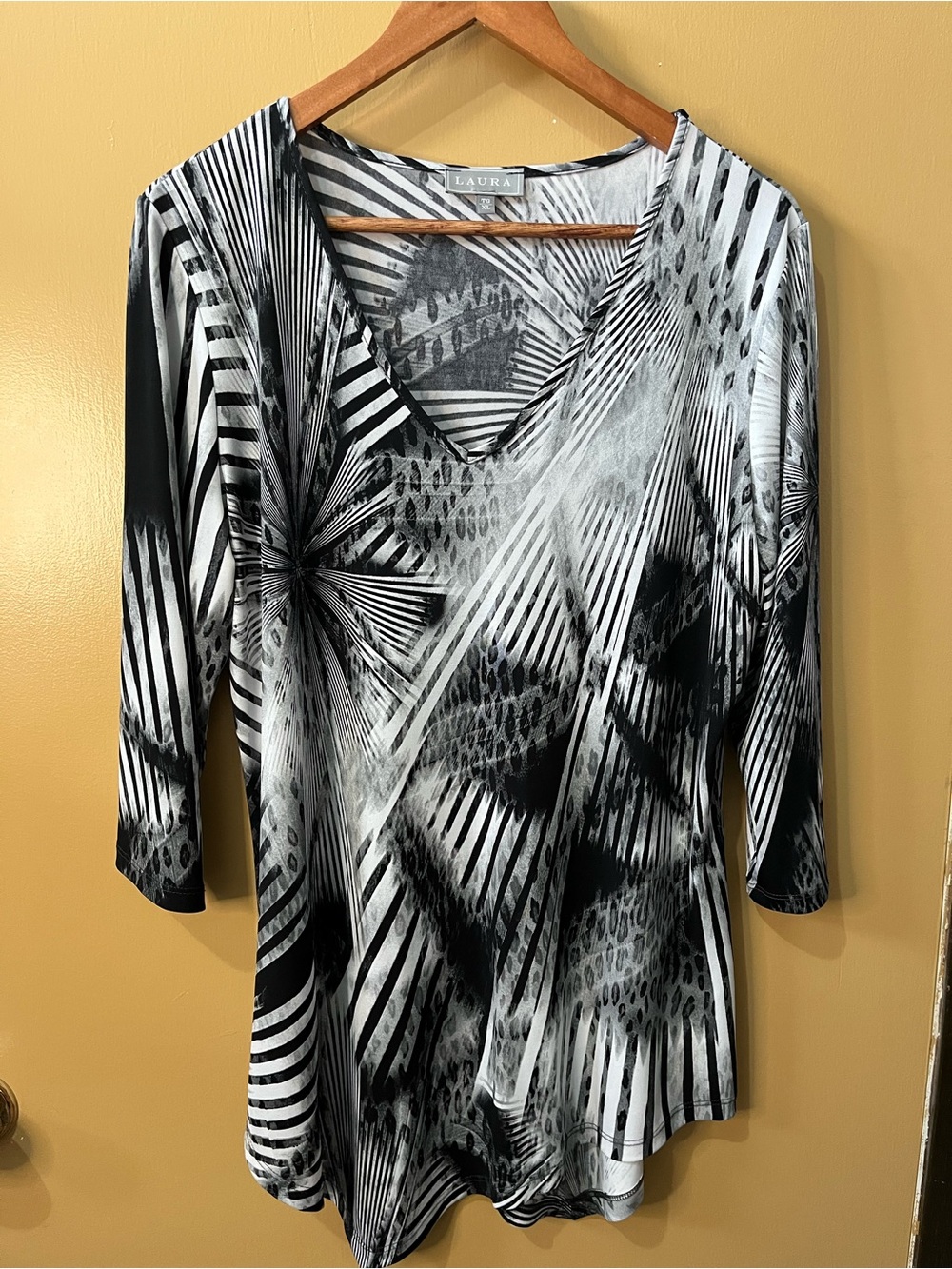 LAURA Black & White V-Neck Printed Blouse XL